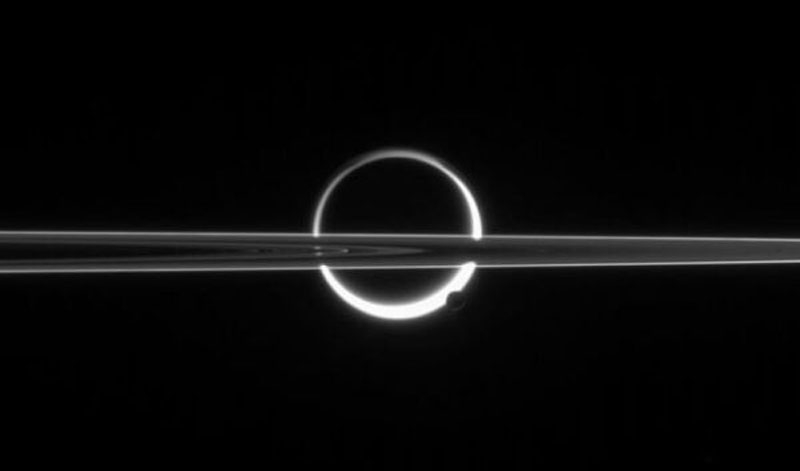     Подсвеченная Солнцем атмосферы Титана за кольцами и маленький Эцелад на фоне атмосферы. 
